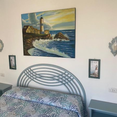 B&B A Due Passi Dal Mare Baja Sardinia Bagian luar foto