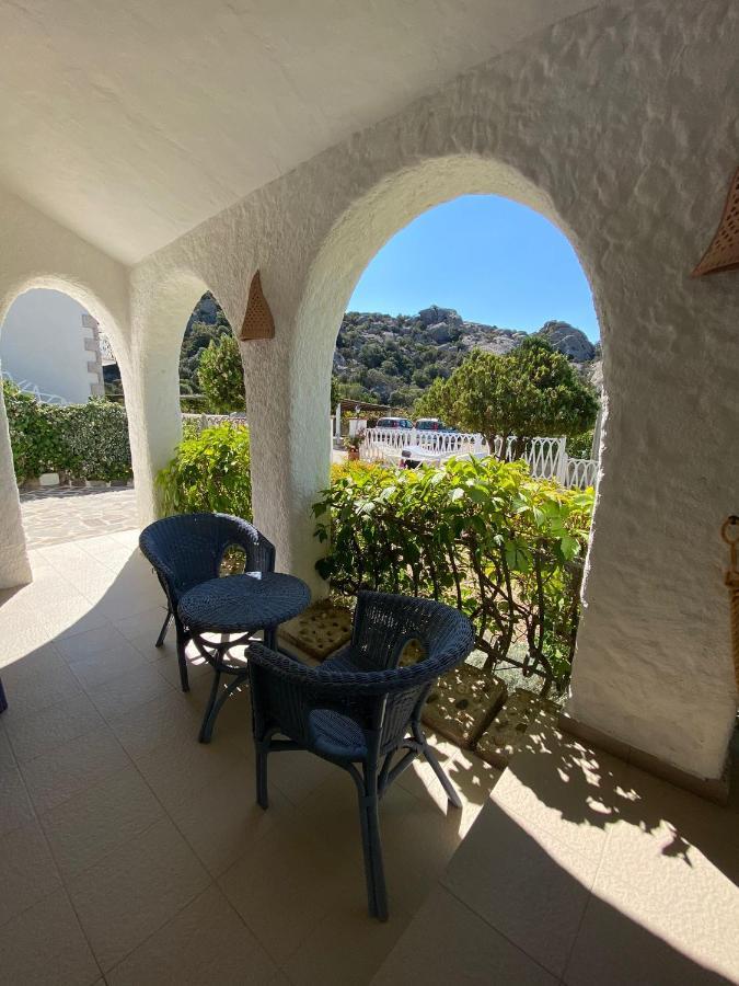 B&B A Due Passi Dal Mare Baja Sardinia Bagian luar foto