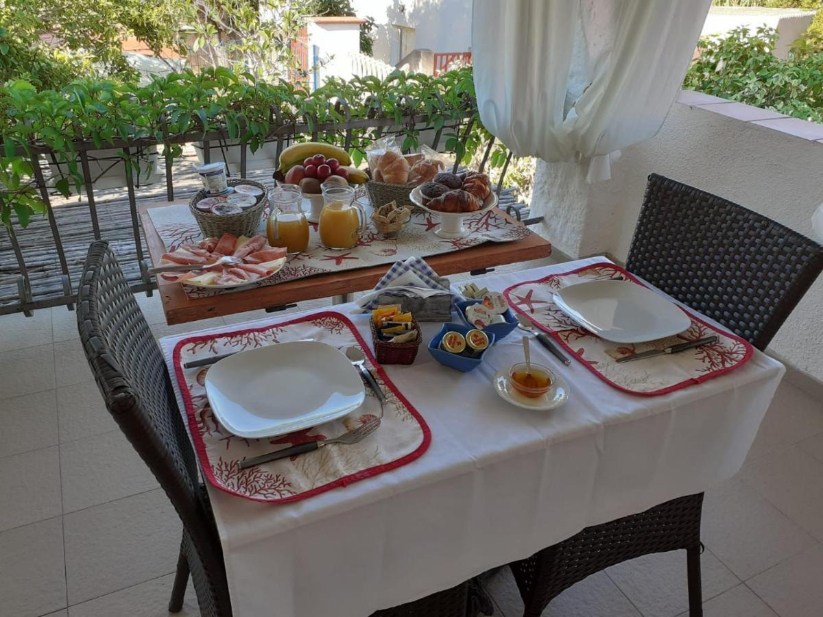 B&B A Due Passi Dal Mare Baja Sardinia Bagian luar foto