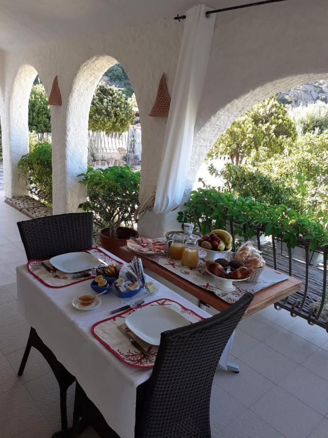 B&B A Due Passi Dal Mare Baja Sardinia Bagian luar foto