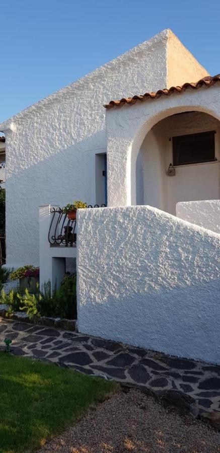 B&B A Due Passi Dal Mare Baja Sardinia Bagian luar foto