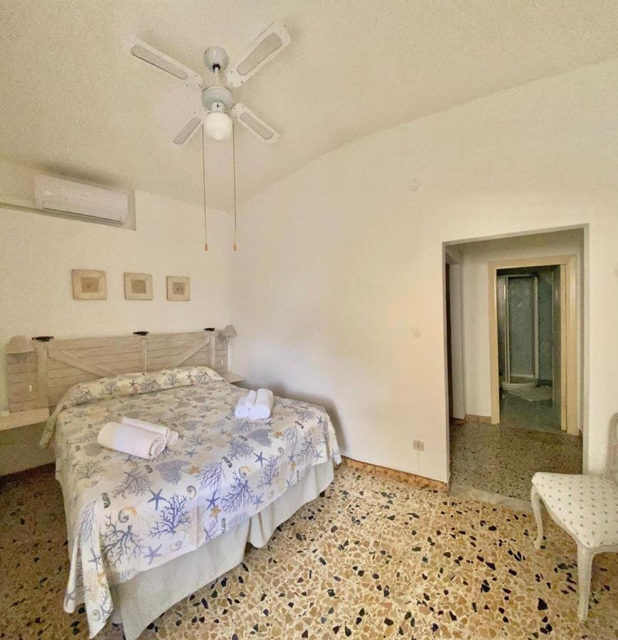 B&B A Due Passi Dal Mare Baja Sardinia Bagian luar foto