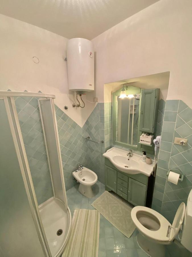B&B A Due Passi Dal Mare Baja Sardinia Bagian luar foto