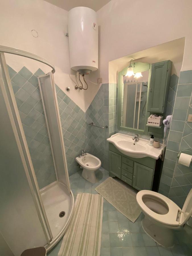 B&B A Due Passi Dal Mare Baja Sardinia Bagian luar foto
