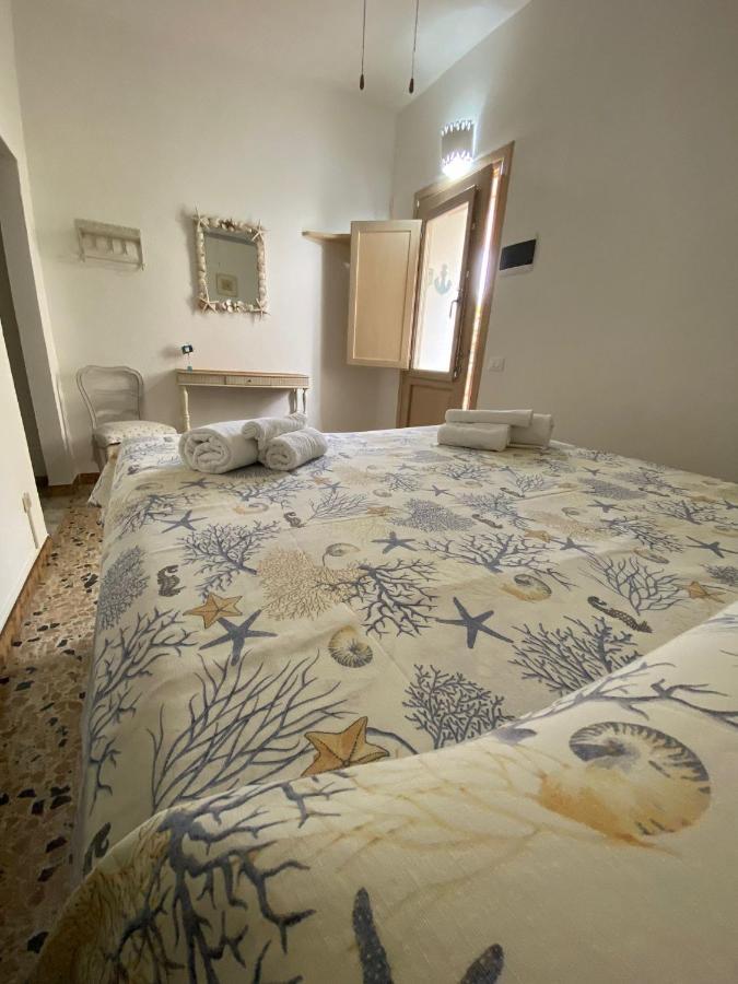 B&B A Due Passi Dal Mare Baja Sardinia Bagian luar foto