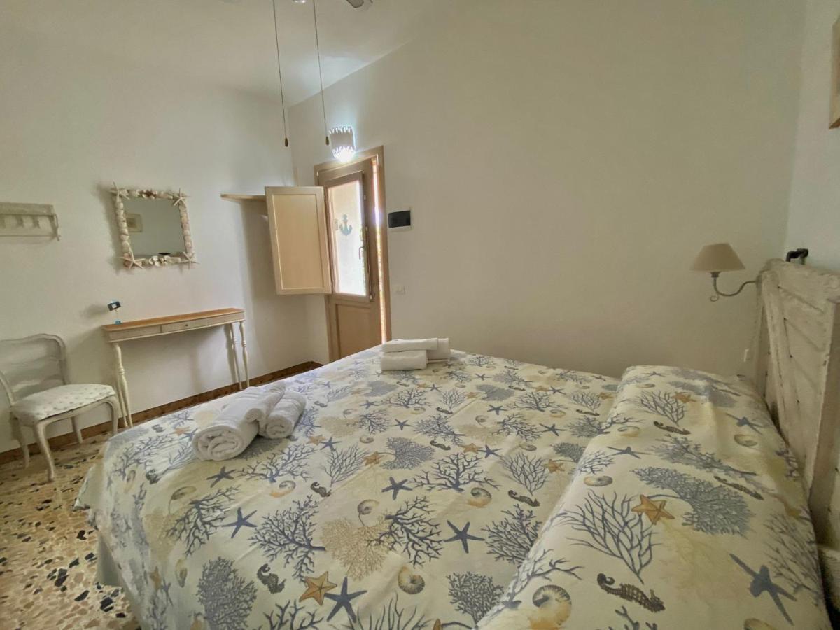 B&B A Due Passi Dal Mare Baja Sardinia Bagian luar foto