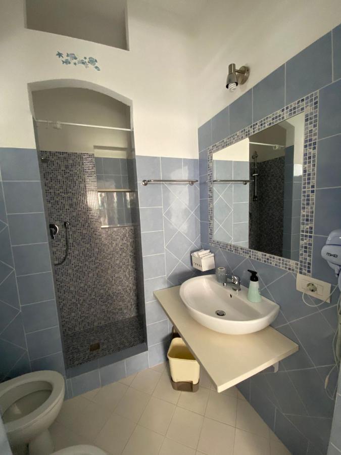B&B A Due Passi Dal Mare Baja Sardinia Bagian luar foto
